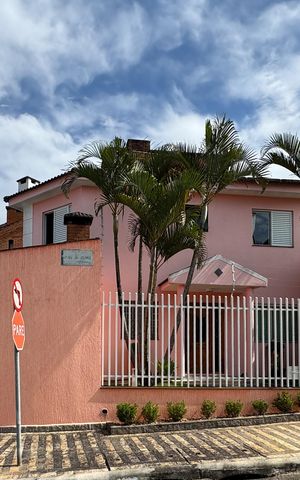 Casa à venda com 257m², 3 quartos e 3 vagas Casa à venda com 257m², 3 quartos e 3 vagasFachada