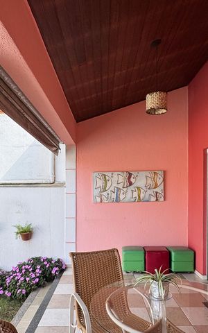 Casa à venda com 257m², 3 quartos e 3 vagas Casa à venda com 257m², 3 quartos e 3 vagasVaranda