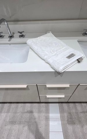 Apartamento à venda com 314m², 4 quartos e 3 vagas Apartamento à venda com 314m², 4 quartos e 3 vagasBanheiro da Suíte 1