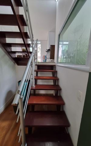Casa à venda com 140m², 2 quartos e 2 vagasEscada