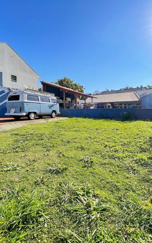 Casa à venda com 600m², 1 quarto e 8 vagas Casa à venda com 600m², 1 quarto e 8 vagasQuintal/ Garagem