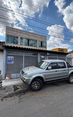 Casa à venda com 217m², 4 quartos e 2 vagas