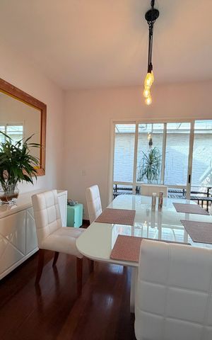 Casa de condomínio para alugar com 180m², 4 quartos e 2 vagas Casa de condomínio para alugar com 180m², 4 quartos e 2 vagasSala