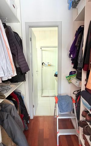 Casa de condomínio para alugar com 180m², 4 quartos e 2 vagas Casa de condomínio para alugar com 180m², 4 quartos e 2 vagasCloset