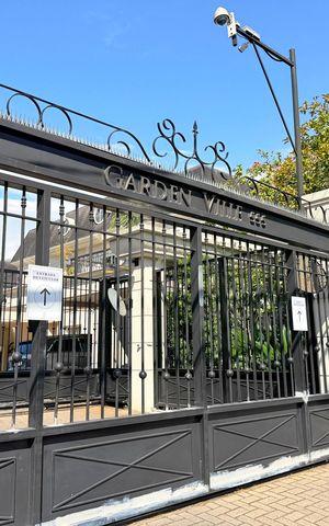 Casa de condomínio para alugar com 180m², 4 quartos e 2 vagas Casa de condomínio para alugar com 180m², 4 quartos e 2 vagasFachada