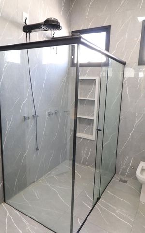 Casa de condomínio para alugar com 210m², 3 quartos e 4 vagasBanheiro do Quarto 1