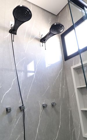 Casa de condomínio para alugar com 210m², 3 quartos e 4 vagasBanheiro do Quarto 1