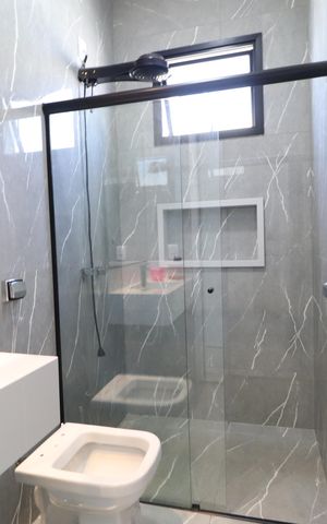 Casa de condomínio para alugar com 210m², 3 quartos e 4 vagasBanheiro do Quarto 3