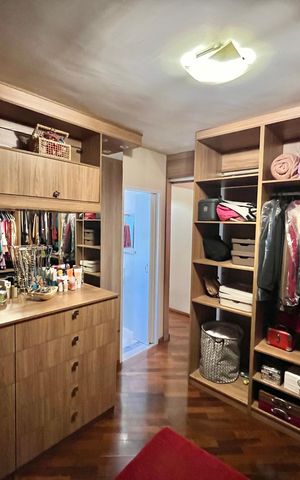 Casa de condomínio à venda com 128m², 5 quartos e 2 vagas Casa de condomínio à venda com 128m², 5 quartos e 2 vagasCloset