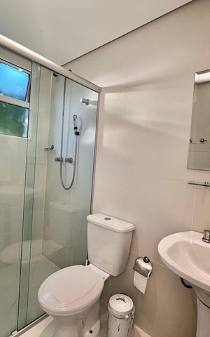 Casa de condomínio à venda com 128m², 5 quartos e 2 vagas Casa de condomínio à venda com 128m², 5 quartos e 2 vagasBanheiro