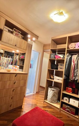 Casa de condomínio à venda com 128m², 5 quartos e 2 vagas Casa de condomínio à venda com 128m², 5 quartos e 2 vagasCloset