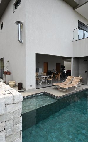 Casa de condomínio à venda com 319m², 3 quartos e 4 vagas