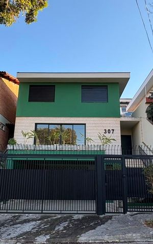 Casa à venda com 162m², 3 quartos e 4 vagas Casa à venda com 162m², 3 quartos e 4 vagasFachada