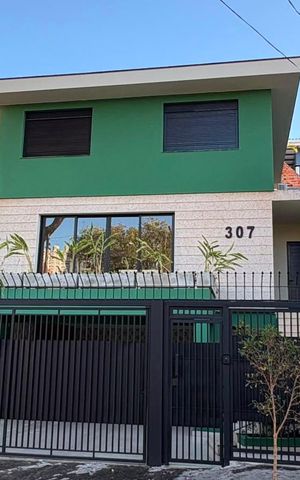 Casa à venda com 162m², 3 quartos e 4 vagas Casa à venda com 162m², 3 quartos e 4 vagasFachada