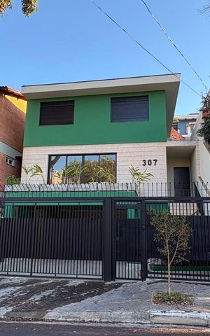 Casa à venda com 162m², 3 quartos e 4 vagas Casa à venda com 162m², 3 quartos e 4 vagasFachada
