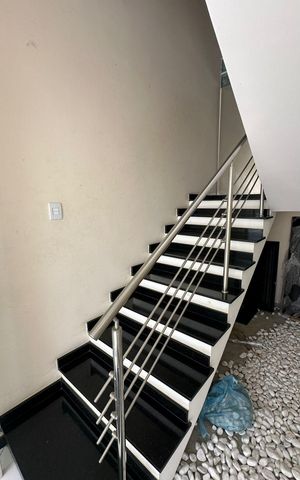 Casa de condomínio para alugar com 280m², 3 quartos e 4 vagas Casa de condomínio para alugar com 280m², 3 quartos e 4 vagasEscada