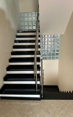 Casa de condomínio para alugar com 280m², 3 quartos e 4 vagas Casa de condomínio para alugar com 280m², 3 quartos e 4 vagasEscada