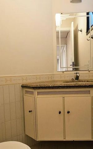 Apartamento à venda com 288m², 5 quartos e 3 vagas Apartamento à venda com 288m², 5 quartos e 3 vagasBanheiro