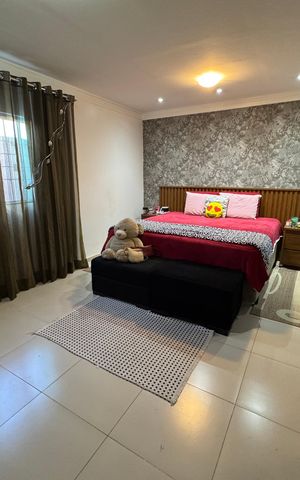 Casa à venda com 400m², 3 quartos e 2 vagas Casa à venda com 400m², 3 quartos e 2 vagasSuíte
