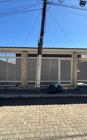 Casa à venda com 400m², 3 quartos e 2 vagas Casa à venda com 400m², 3 quartos e 2 vagasFachada
