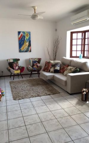 Casa à venda com 221m², 3 quartos e 2 vagas Casa à venda com 221m², 3 quartos e 2 vagasSala