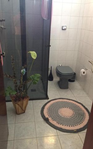 Casa à venda com 221m², 3 quartos e 2 vagas Casa à venda com 221m², 3 quartos e 2 vagasBanheiro
