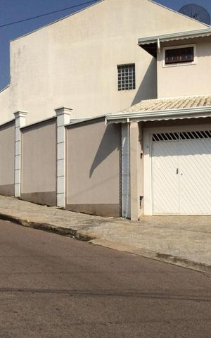 Casa à venda com 221m², 3 quartos e 2 vagas Casa à venda com 221m², 3 quartos e 2 vagasFachada