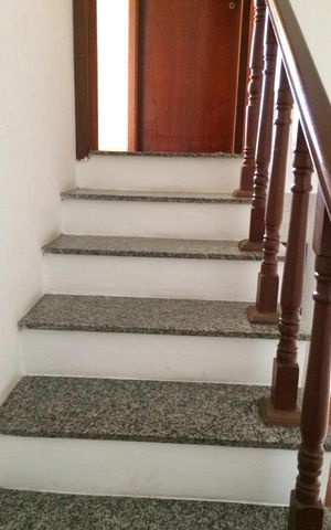 Casa à venda com 221m², 3 quartos e 2 vagas Casa à venda com 221m², 3 quartos e 2 vagasEscada
