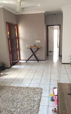 Casa à venda com 221m², 3 quartos e 2 vagas Casa à venda com 221m², 3 quartos e 2 vagasSala