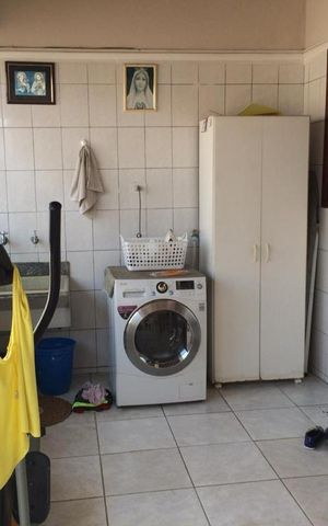 Casa à venda com 221m², 3 quartos e 2 vagas Casa à venda com 221m², 3 quartos e 2 vagasÁrea de serviço