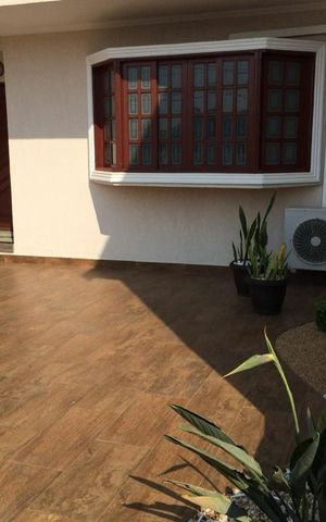 Casa à venda com 221m², 3 quartos e 2 vagas Casa à venda com 221m², 3 quartos e 2 vagasÁrea externa