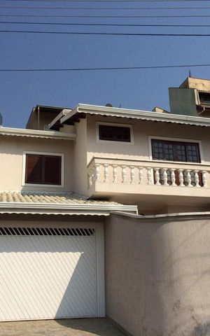 Casa à venda com 221m², 3 quartos e 2 vagas Casa à venda com 221m², 3 quartos e 2 vagasFachada