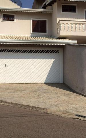 Casa à venda com 221m², 3 quartos e 2 vagas Casa à venda com 221m², 3 quartos e 2 vagasFachada