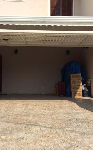 Casa à venda com 221m², 3 quartos e 2 vagas Casa à venda com 221m², 3 quartos e 2 vagasÁrea externa