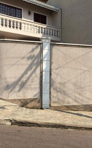 Casa à venda com 221m², 3 quartos e 2 vagas Casa à venda com 221m², 3 quartos e 2 vagasFachada