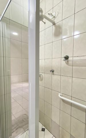 Casa para alugar com 80m², 2 quartos e 2 vagas Casa para alugar com 80m², 2 quartos e 2 vagasBanheiro