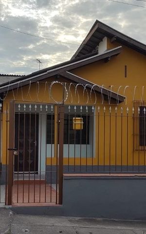 Casa à venda com 200m², 3 quartos e 4 vagas Casa à venda com 200m², 3 quartos e 4 vagasFachada