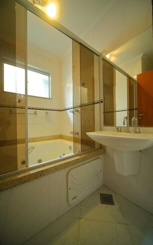 Casa à venda com 225m², 3 quartos e 4 vagasBanheiro dos Quartos 