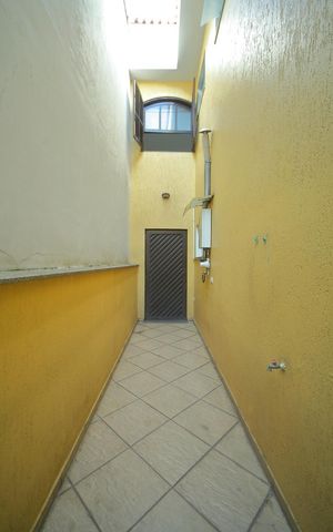 Casa à venda com 225m², 3 quartos e 4 vagasCorredor Lateral 