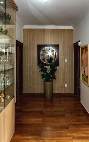Casa à venda com 330m², 4 quartos e 4 vagascorredor