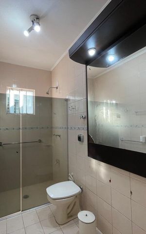 Casa para alugar com 253m², 4 quartos e 2 vagas Casa para alugar com 253m², 4 quartos e 2 vagasBanheiro social