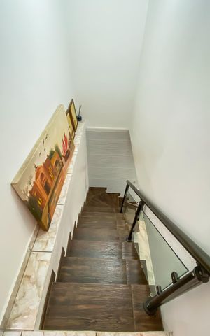 Casa à venda com 315m², 2 quartos e 2 vagas Casa à venda com 315m², 2 quartos e 2 vagasEscada