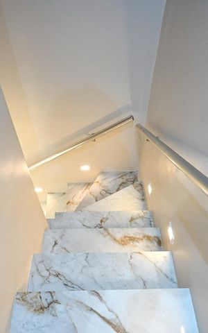 Casa à venda com 160m², 3 quartos e 2 vagasEscada
