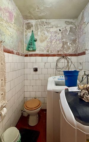 Casa à venda com 200m², 6 quartos e 3 vagas Casa à venda com 200m², 6 quartos e 3 vagasSobrado Fundos