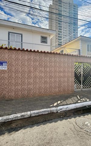 Casa à venda com 200m², 6 quartos e 3 vagas Casa à venda com 200m², 6 quartos e 3 vagasFachada