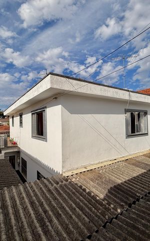Casa à venda com 200m², 6 quartos e 3 vagas Casa à venda com 200m², 6 quartos e 3 vagasSobrado Fundos