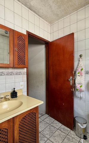 Casa à venda com 200m², 6 quartos e 3 vagas Casa à venda com 200m², 6 quartos e 3 vagasSobrado Fundos