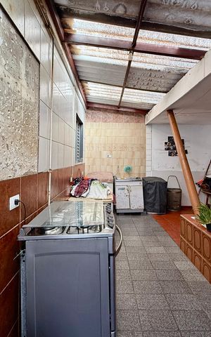 Casa à venda com 200m², 6 quartos e 3 vagas Casa à venda com 200m², 6 quartos e 3 vagasÁrea de Serviço