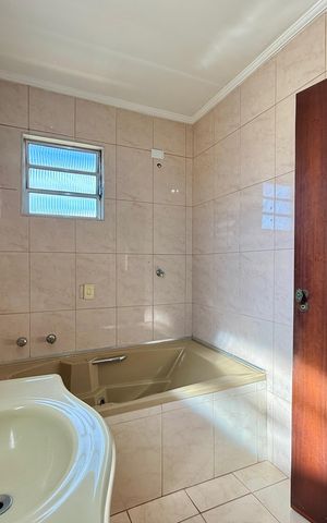 Casa à venda com 200m², 6 quartos e 3 vagas Casa à venda com 200m², 6 quartos e 3 vagasBanheiro Suíte
