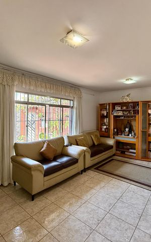 Casa à venda com 200m², 6 quartos e 3 vagas Casa à venda com 200m², 6 quartos e 3 vagasSala